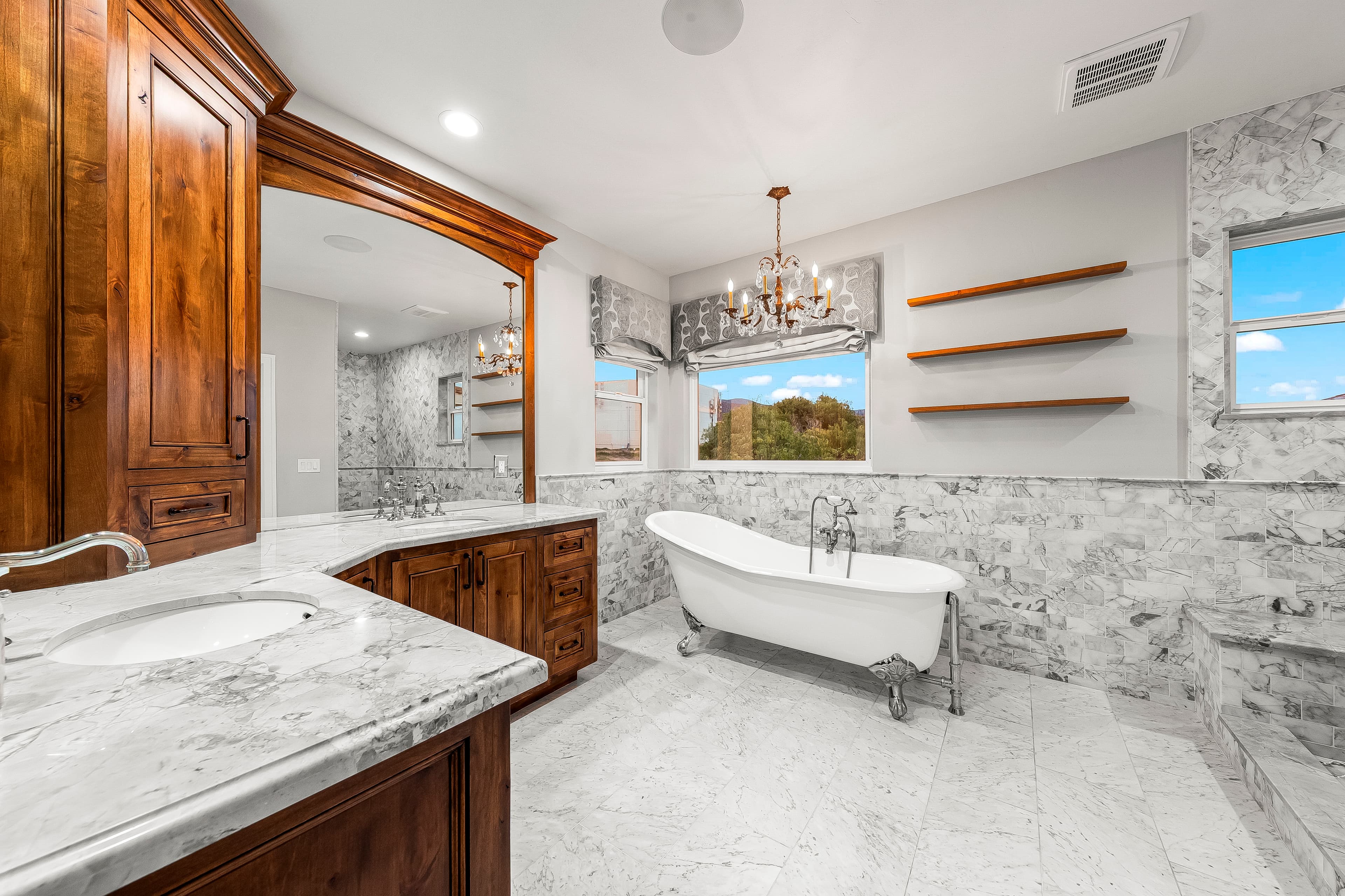 Master bedroom en-suite bathroom